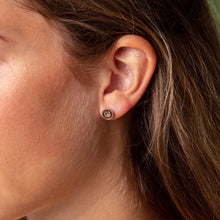 Laden Sie das Bild in den Galerie-Viewer, DUR Schmuck: Ohrringe, Ohrstecker "Lucky Dog" mit Bernstein O5120