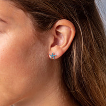 Laden Sie das Bild in den Galerie-Viewer, DUR Schmuck: Ohrringe, Ohrstecker "Seestern blau" mit Steinsand O5130