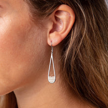 Laden Sie das Bild in den Galerie-Viewer, DUR Schmuck: Ohrring, Ohrhänger, "Strandwellen", mit Strandsand, O5137