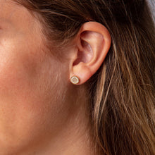 Laden Sie das Bild in den Galerie-Viewer, DUR Schmuck: Ohrringe, Ohrstecker "Muschel" 8 mm mit Strandsand O5180