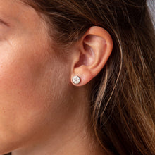 Laden Sie das Bild in den Galerie-Viewer, DUR Schmuck: Ohrringe, Ohrstecker "Seestern 2.0" mit Strandsand O5190