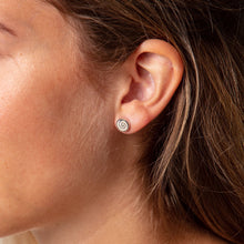 Laden Sie das Bild in den Galerie-Viewer, DUR Schmuck: Ohrringe, Ohrstecker "Sandspirale 2.0" mit Strandsand O5214