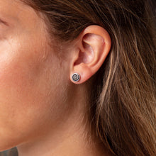 Laden Sie das Bild in den Galerie-Viewer, DUR Schmuck: Ohrringe, Ohrstecker "Lavasandspirale 2.0" mit Lavasand O5215