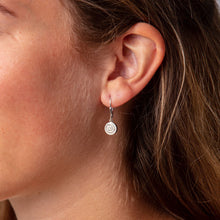 Laden Sie das Bild in den Galerie-Viewer, DUR Schmuck: Ohrringe, Ohrhänger "Sandspirale 2.0" mit Strandsand O5216