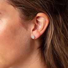 Laden Sie das Bild in den Galerie-Viewer, DUR Schmuck: Ohrringe, Ohrstecker "Steuerrad" 8 mm mit Strandsand O5232