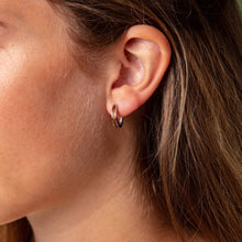 Laden Sie das Bild in den Galerie-Viewer, Tragebild DUR Schmuck Ohrring, Creole "Bernsteincreole" "Marina" mit Bernstein O5246