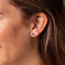 Laden Sie das Bild in den Galerie-Viewer, DUR Schmuck: Ohrringe, Ohrstecker "Polarstern" mit Bernstein und Zirkonia O5260