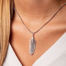 Laden Sie das Bild in den Galerie-Viewer, DUR Schmuck: Anhänger "Feder", 925er Sterlingsilber P2737