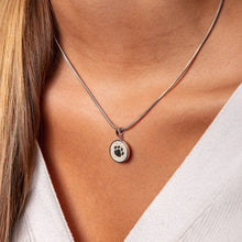 Laden Sie das Bild in den Galerie-Viewer, DUR Schmuck: Anhänger "Lucky Dog" mit Strandsand P2933