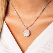 Laden Sie das Bild in den Galerie-Viewer, DUR Schmuck: Anhänger "Sandsturm" mit Strandsand P2936