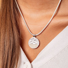 Laden Sie das Bild in den Galerie-Viewer, DUR Schmuck: Anhänger "Strandwellen", mit Strandsand, P3033