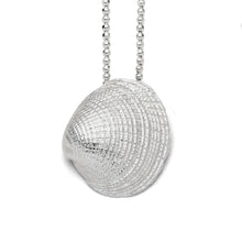 Laden Sie das Bild in den Galerie-Viewer, DUR Schmuck: Anhänger "mittlere Herzmuschel" 925er Sterlingsilber P3042