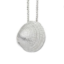 Laden Sie das Bild in den Galerie-Viewer, Anhänger "mittlere Herzmuschel"