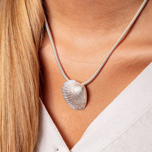 Laden Sie das Bild in den Galerie-Viewer, DUR Schmuck: Anhänger "mittlere Herzmuschel" 925er Sterlingsilber P3042