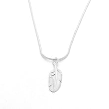 Laden Sie das Bild in den Galerie-Viewer, DUR Schmuck: Anhänger "kleine Feder" 925er Sterlingsilber P3105