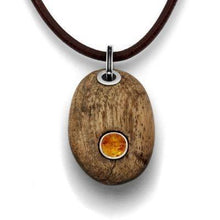 Laden Sie das Bild in den Galerie-Viewer, Anhänger "Holzkiesel mit Bernstein"