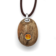 Laden Sie das Bild in den Galerie-Viewer, DUR Schmuck: Anhänger "Holzkiesel mit Bernstein" Treibholz und Bernstein P3125