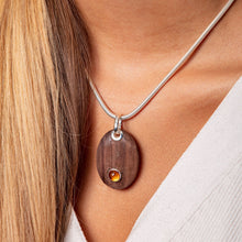 Laden Sie das Bild in den Galerie-Viewer, DUR Schmuck: Anhänger "Holzkiesel mit Bernstein" Treibholz und Bernstein P3125