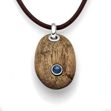 Laden Sie das Bild in den Galerie-Viewer, DUR Schmuck: Anhänger "Holzkiesel mit Kyanit" P3128