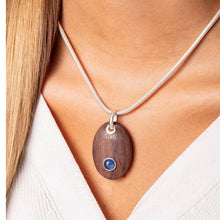 Laden Sie das Bild in den Galerie-Viewer, DUR Schmuck: Anhänger "Holzkiesel mit Kyanit" P3128