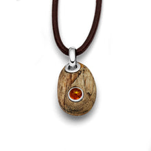 Laden Sie das Bild in den Galerie-Viewer, DUR Schmuck: Anhänger "Holzkiesel mit Bernstein" Treibholz und Bernstein P3129