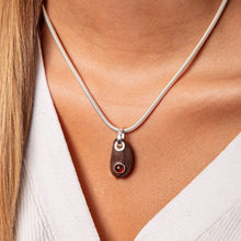 Laden Sie das Bild in den Galerie-Viewer, DUR Schmuck: Anhänger "Holzkiesel mit Bernstein" Treibholz und Bernstein P3129