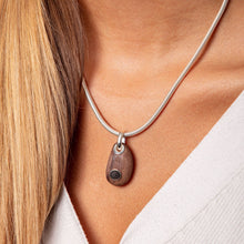 Laden Sie das Bild in den Galerie-Viewer, DUR Schmuck: Anhänger "Holzkiesel Lavasand" P3131