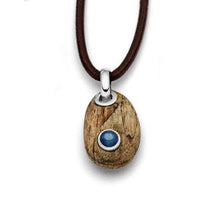 Laden Sie das Bild in den Galerie-Viewer, Anhänger "Holzkiesel mit Kyanit"