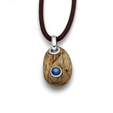 Laden Sie das Bild in den Galerie-Viewer, DUR Schmuck: Anhänger "Holzkiesel mit Kyanit" Treibholz und Kyanit P3132
