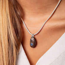 Laden Sie das Bild in den Galerie-Viewer, DUR Schmuck: Anhänger "Holzkiesel mit Kyanit" Treibholz und Kyanit P3132