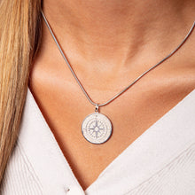 Laden Sie das Bild in den Galerie-Viewer, DUR Schmuck: Anhänger "Kompassrose" mit Strandsand P3202