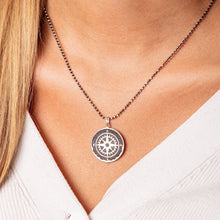 Laden Sie das Bild in den Galerie-Viewer, DUR Schmuck: Anhänger "Kompassrose" mit Lavasand P3203