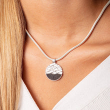 Laden Sie das Bild in den Galerie-Viewer, DUR Schmuck: Anhänger "Strandwellen", mit Lavasand, P3216