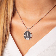 Laden Sie das Bild in den Galerie-Viewer, DUR Schmuck: Anhänger "Bremen 2" mit Lavasand P3334 Tragebeispiel