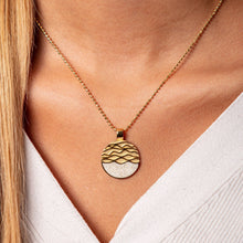 Laden Sie das Bild in den Galerie-Viewer, DUR Schmuck: Anhänger "Strandwellen", mit Strandsand, P3339