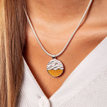 Laden Sie das Bild in den Galerie-Viewer, DUR Schmuck: Anhänger "Strandwellen", mit Bernstein, P3398