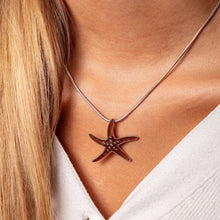 Laden Sie das Bild in den Galerie-Viewer, DUR Schmuck: Anhänger "Seestern / Bernstein" mit Bernstein P3428