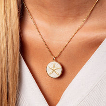 Laden Sie das Bild in den Galerie-Viewer, Produkte DUR Schmuck: Anhänger "Seestern 2.0" mit Strandsand, 925er Sterlingsilber vergoldet P3436