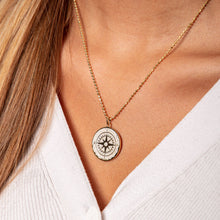 Laden Sie das Bild in den Galerie-Viewer, DUR Schmuck: Anhänger "Kompassrose" vergoldet, Strandsand P3451