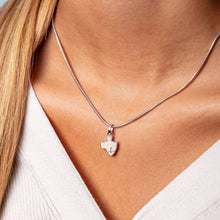 Laden Sie das Bild in den Galerie-Viewer, DUR Schmuck: Anhänger "Jadebusen" mit Strandsand P3452