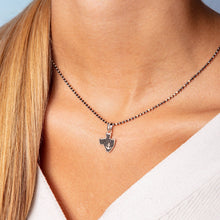 Laden Sie das Bild in den Galerie-Viewer, DUR Schmuck: Anhänger "Jadebusen" mit Lavasand P3453