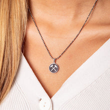 Laden Sie das Bild in den Galerie-Viewer, DUR Schmuck: Anhänger "Schlägel und Eisen" mit Lavasand P3507