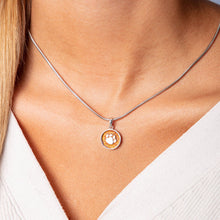 Laden Sie das Bild in den Galerie-Viewer, DUR Schmuck: Anhänger "Lucky Dog" Bernsteinsand P3514