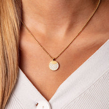 Laden Sie das Bild in den Galerie-Viewer, DUR Schmuck: Anhänger "Welle" vergoldet mit Strandsand, 925er Sterlingsilber vergoldet P3523