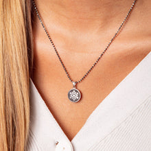 Laden Sie das Bild in den Galerie-Viewer, DUR Schmuck: Anhänger "Schneeflocke klein" mit Lavasand P3527