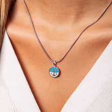 Laden Sie das Bild in den Galerie-Viewer, DUR Schmuck: Anhänger "Anker" mit Strandsand und Steinsand blau P3528 Tragebeispiel