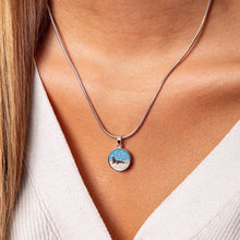 Laden Sie das Bild in den Galerie-Viewer, DUR Schmuck: Anhänger "Seehund" mit Strandsand und Steinsand P3530