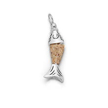 Laden Sie das Bild in den Galerie-Viewer, DUR Schmuck: Anhänger "Sprotte" Strandsand P3536