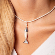 Laden Sie das Bild in den Galerie-Viewer, DUR Schmuck: Anhänger "Sprotte" Strandsand P3536