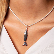 Laden Sie das Bild in den Galerie-Viewer, DUR Schmuck: Anhänger "Sprotte" mit Lavasand P3537